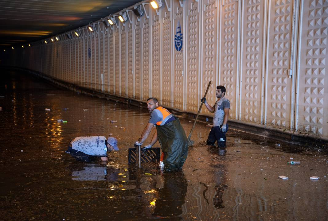İstanbul'da sağanak hayatı felç etti! Araçlar sular altında kaldı - Resim: 31